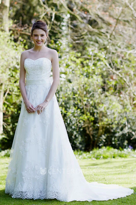 A-Line Long Sweetheart Appliqued Sleeveless Lace Wedding Dress With Bow