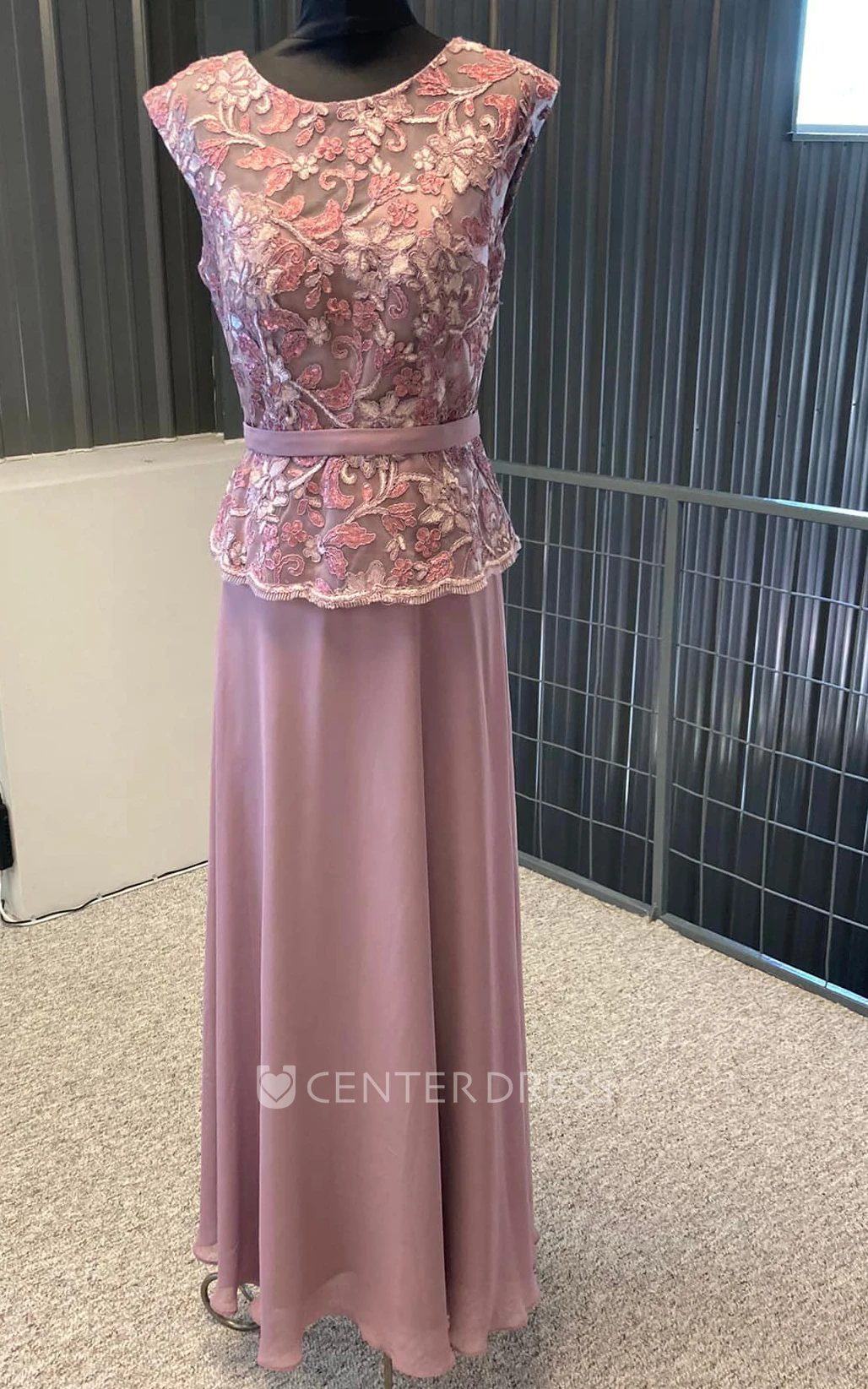 Chiffon A-Line Elegant Jewel Neckline Mother Of The Bride Dress With Zipper Back And Appliques