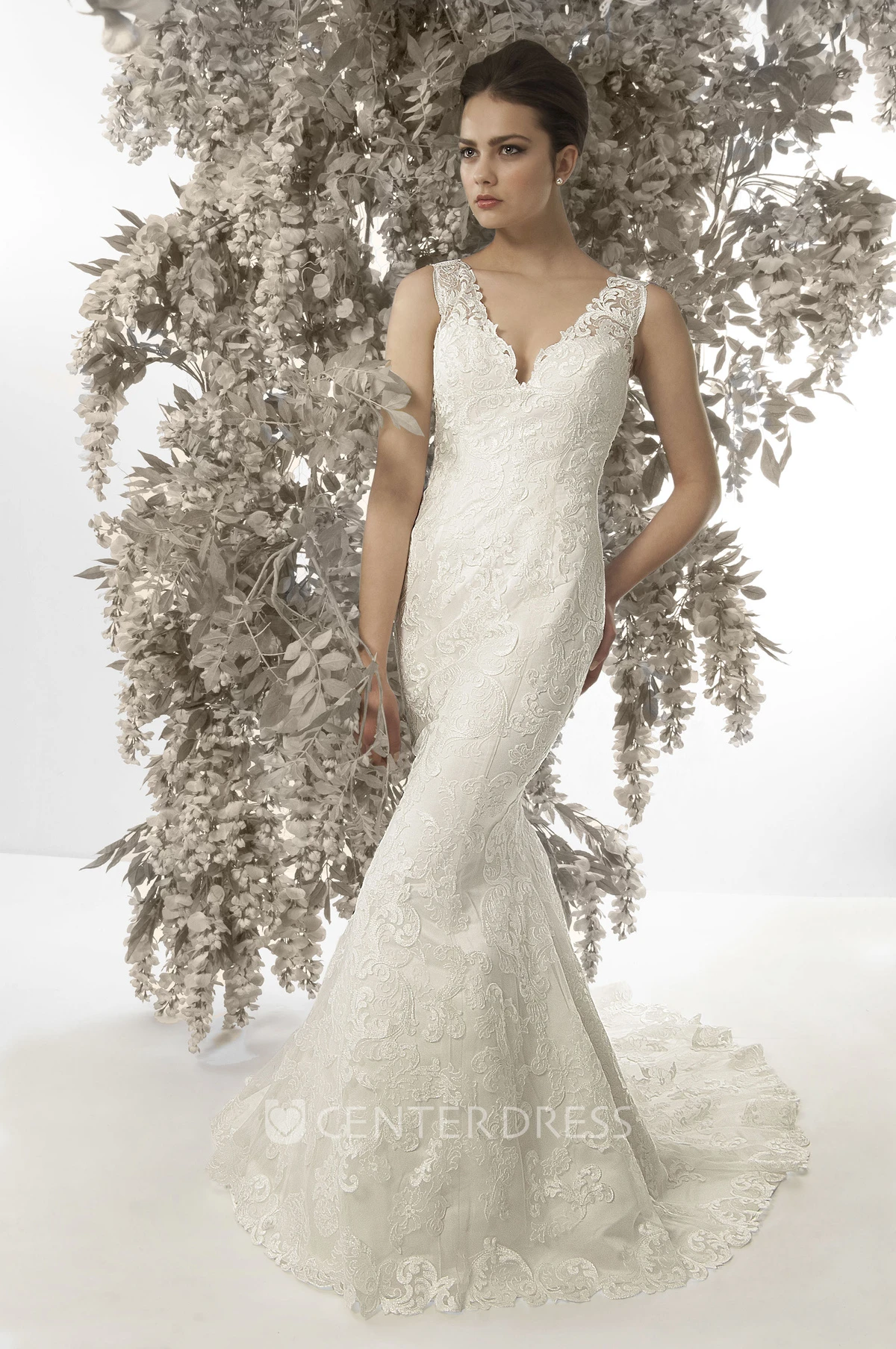 Mermaid V-Neck Appliqued Sleeveless Lace Warm Wedding Dress With Court Train