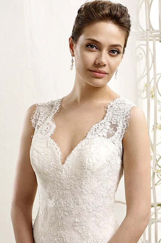 A-Line Floor-Length V-Neck Sleeveless Appliqued Lace Wedding Dress With Pleats