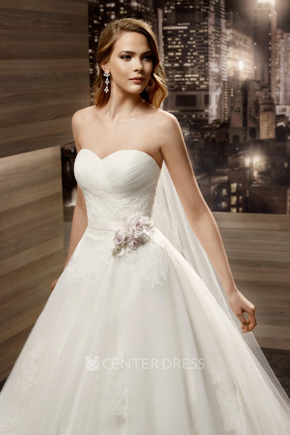 Sweetheart Open-back A-line Wedding Dress with Flowers Waist and Brush Train