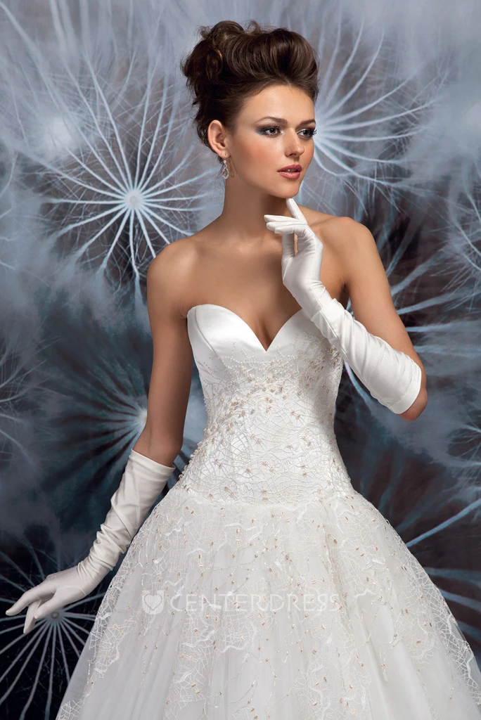 A-Line Sweetheart Appliqued Sleeveless Tulle Wedding Dress With Embroidery