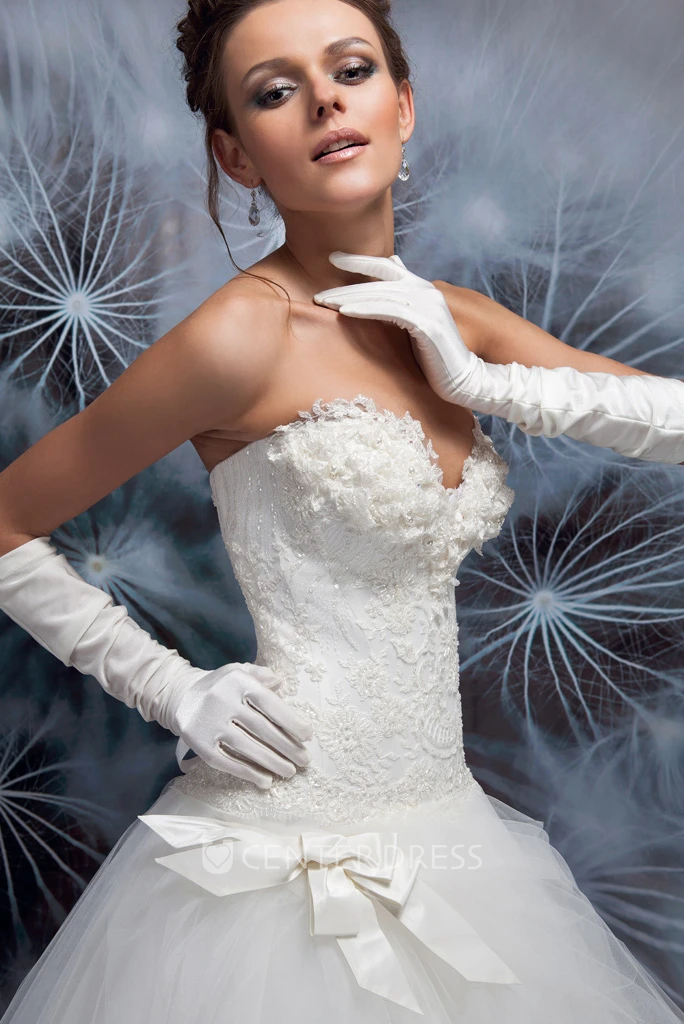Ball-Gown Sweetheart Sleeveless Floor-Length Appliqued Tulle Wedding Dress With Lace-Up Back And Bow