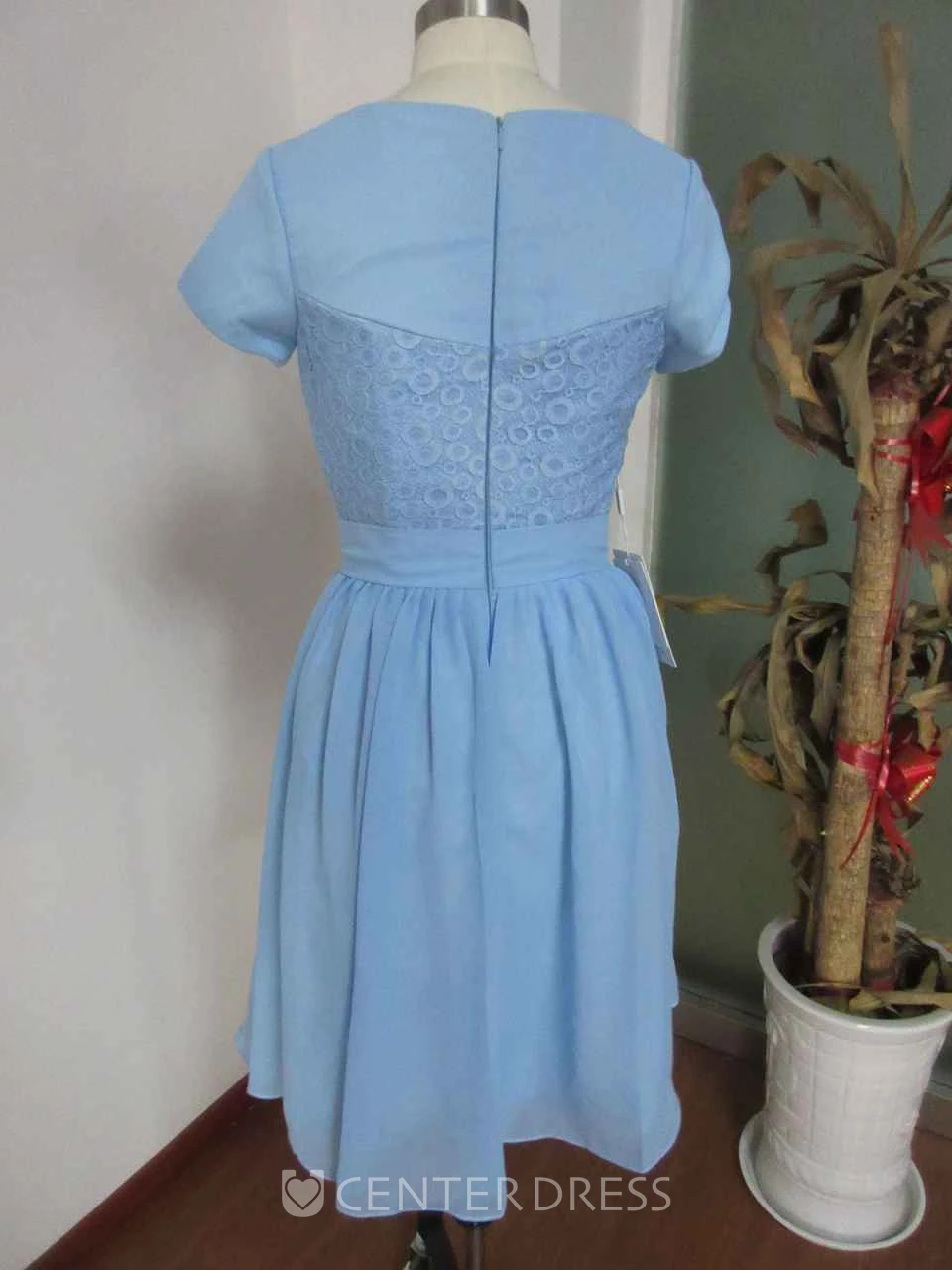 Short Sleeve Knee-length Dress With Lace Embellishment