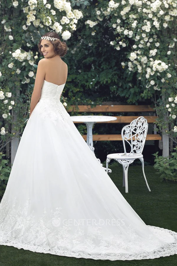 Lace Appliqued Sleeveless Sweetheart Ball Gown Wedding Dress With Buttons
