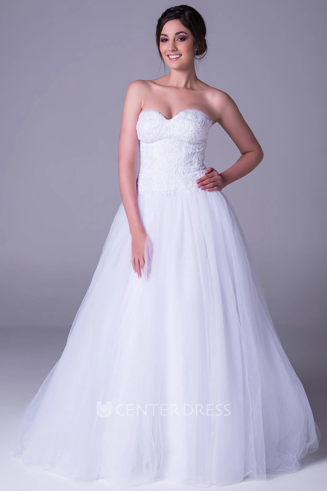 A-Line Sleeveless Sweetheart Appliqued Long Tulle Wedding Dress