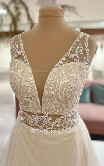 Casual Plunging Neckline A Line Tulle Sleeveless Floor-length Wedding Dress with Appliques