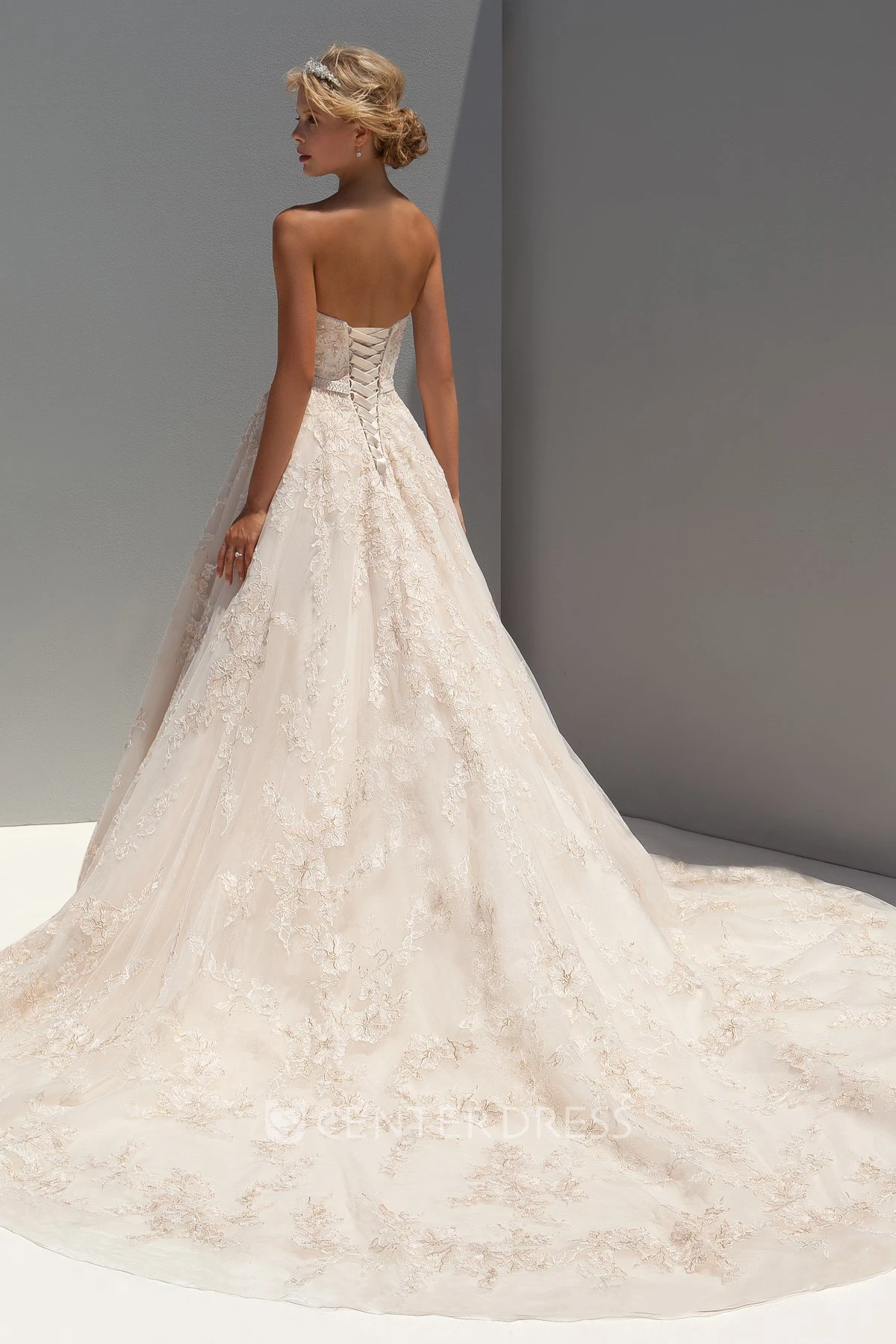 A-Line Sleeveless Appliqued Sweetheart Maxi Lace Wedding Dress With Beading