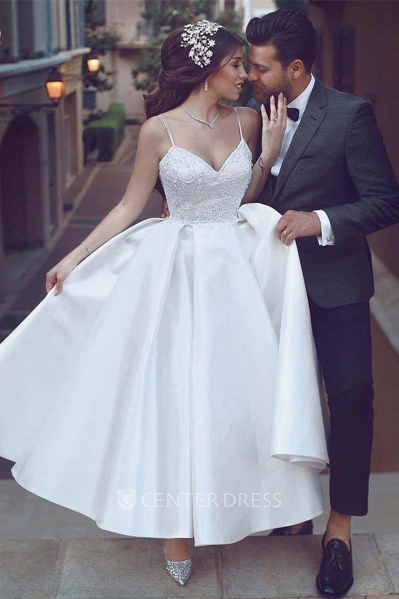 Sexy Satin A-line Sleeveless Spaghetti Wedding Dress with Applique