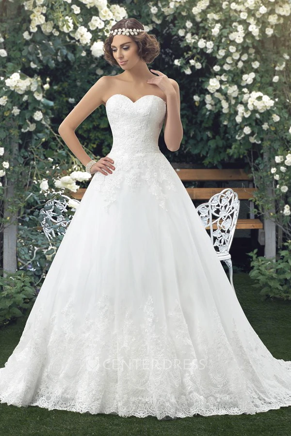 Lace Appliqued Sleeveless Sweetheart Ball Gown Wedding Dress With Buttons