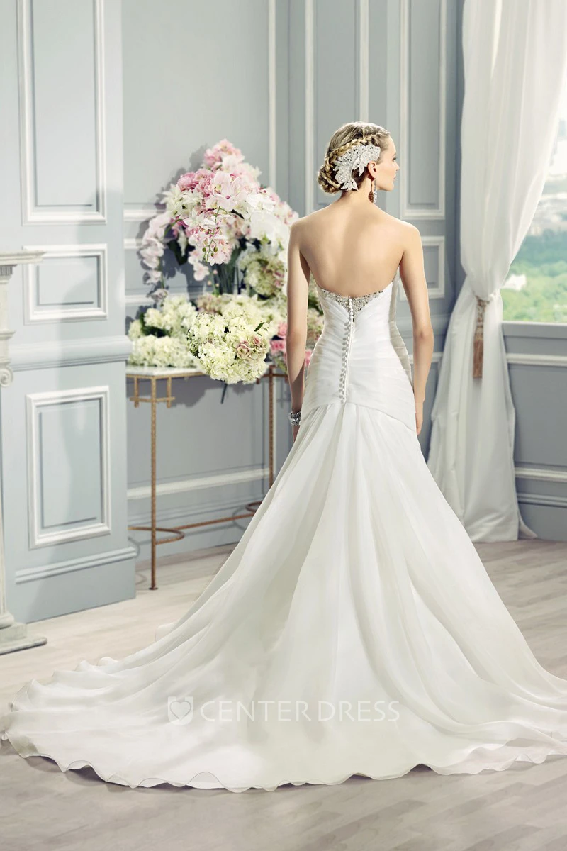 Sweetheart Ruched Organza Wedding Dress With Beading And Broach