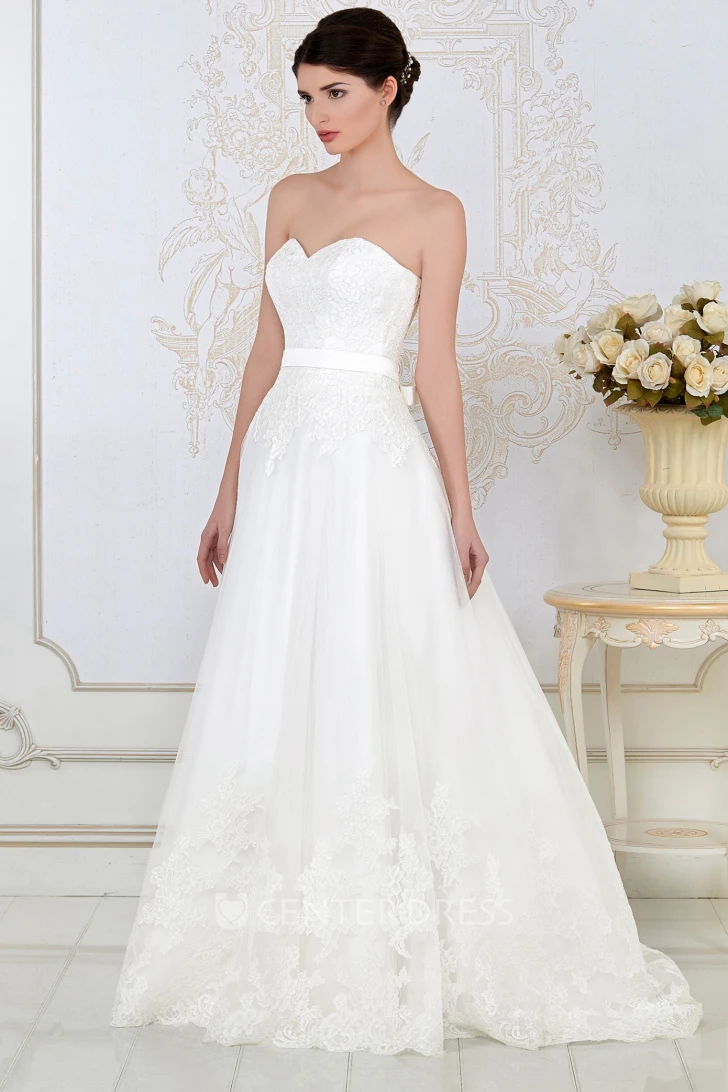 A-Line Appliqued Sweetheart Sleeveless Floor-Length Lace Wedding Dress With Bow