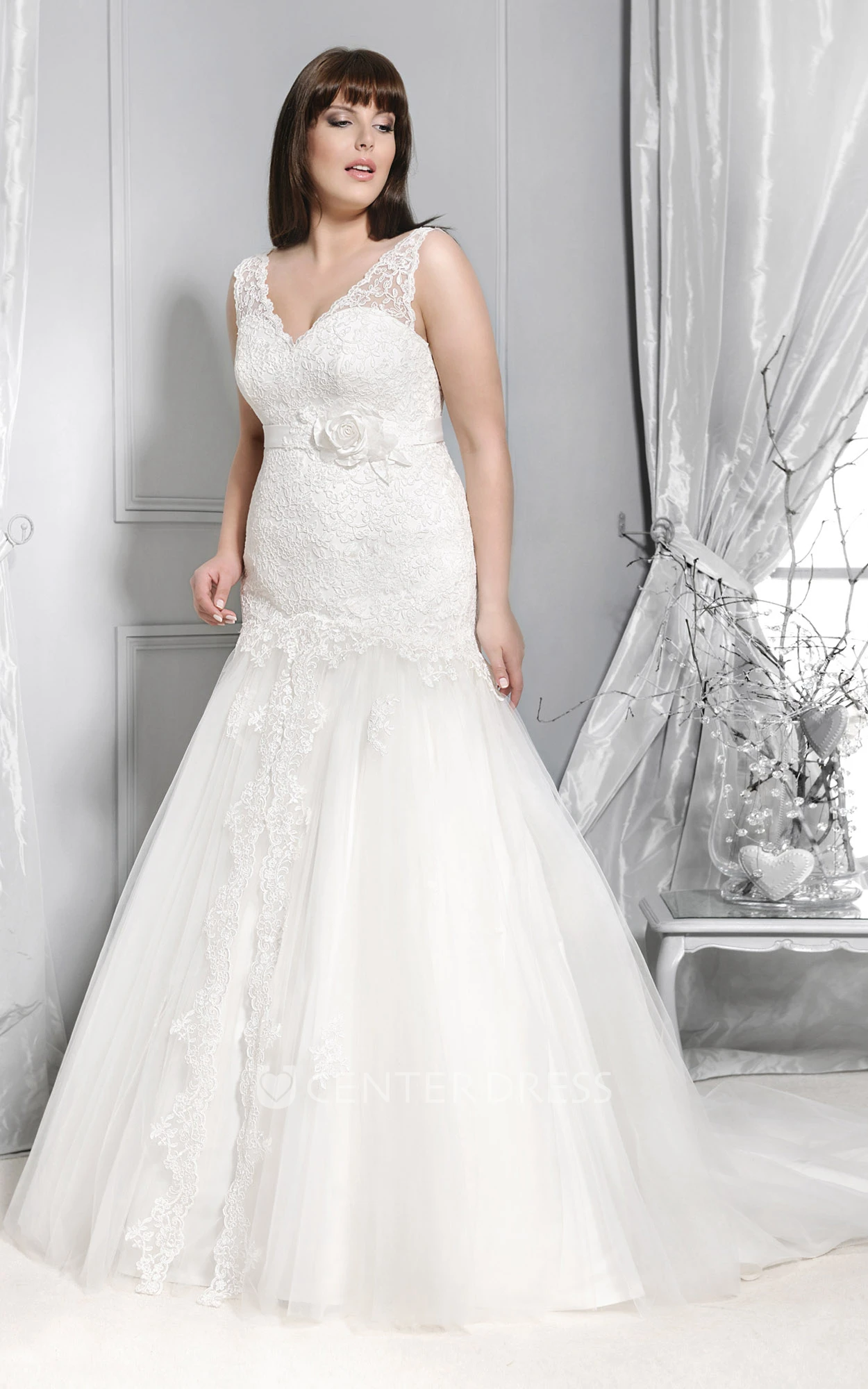 Deep-V-Neck Sleeveless Mermaid Gown With Lace And Flower