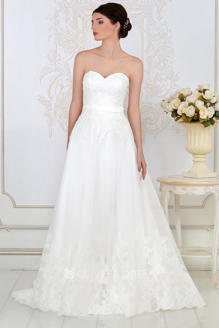 A-Line Appliqued Sweetheart Sleeveless Floor-Length Lace Wedding Dress With Bow