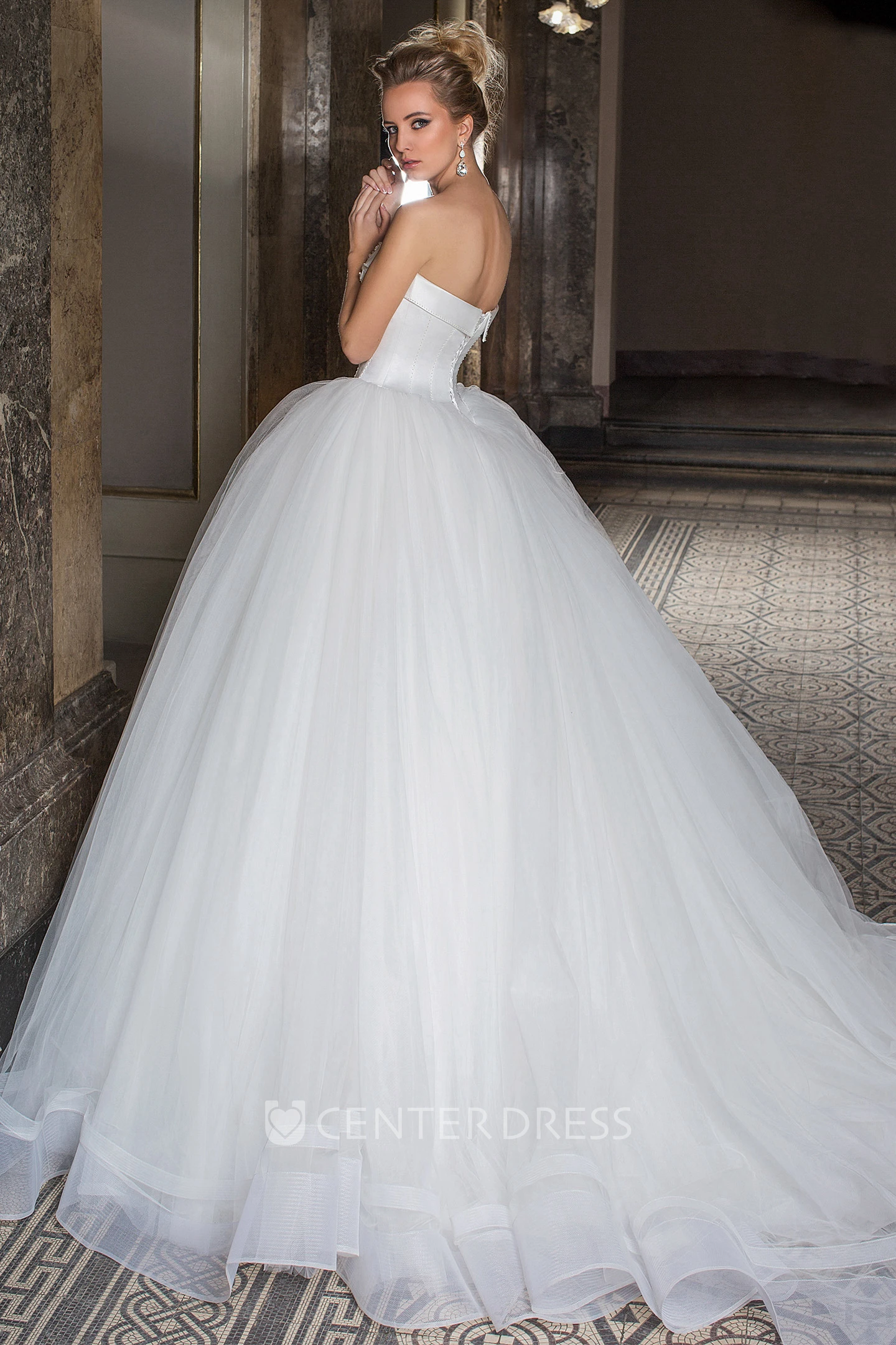 Ball Gown Sleeveless Sweetheart Beaded Tulle Wedding Dress With Court Train