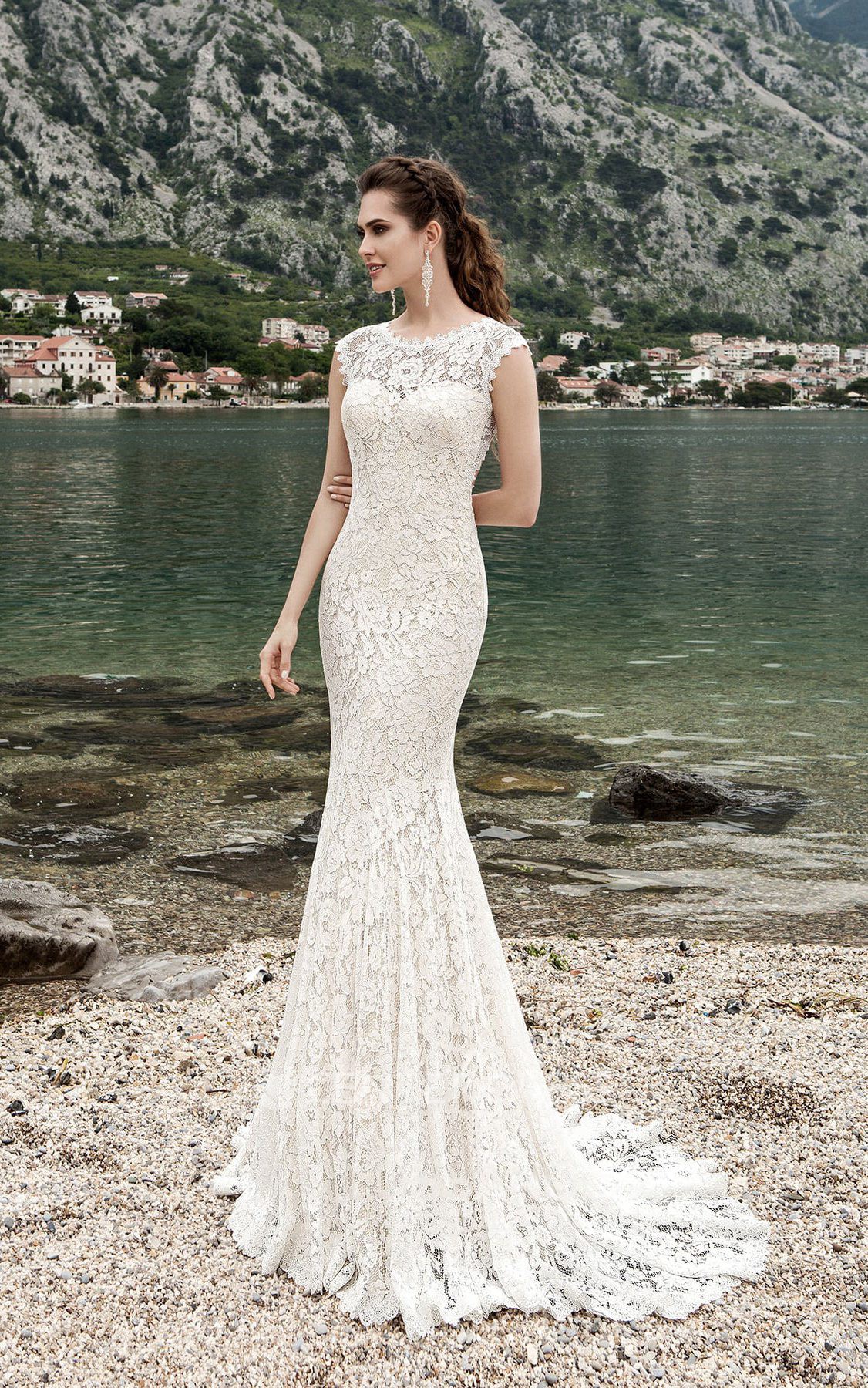 Keyhole lace hot sale wedding dress