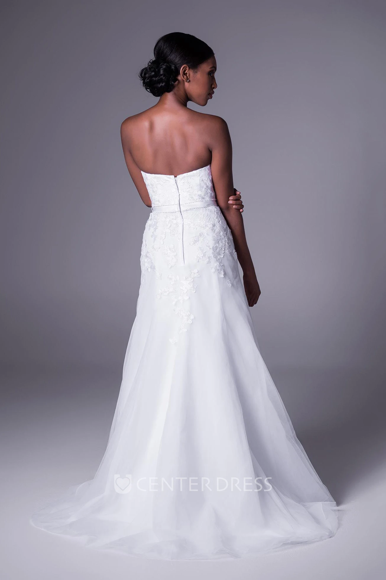 Floor-Length Sweetheart Tulle Wedding Dress With Appliques And Zipper
