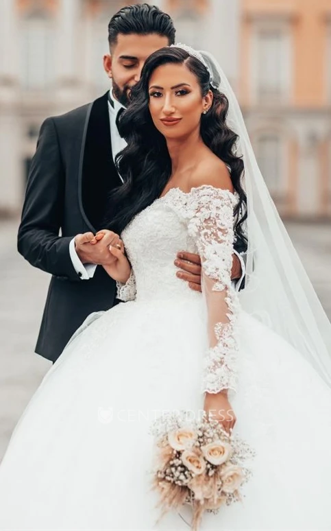 Long Sleeved Ball Gown Off-the-shoulder Tulle Wedding Dress with Appliques