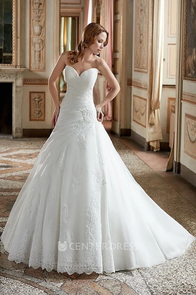Ball Gown Appliqued Sweetheart Organza Wedding Dress With Ruching