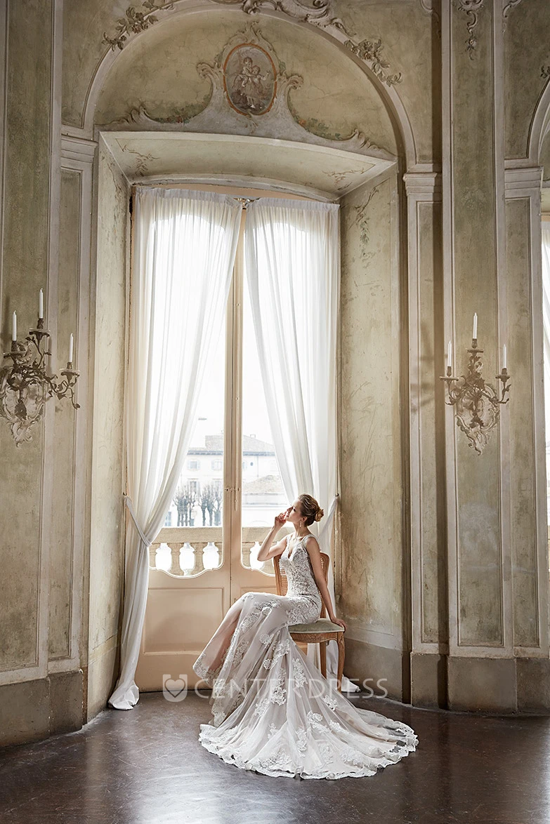 Trumpet Long Sleeveless Appliqued V-Neck Lace Warm Wedding Dress