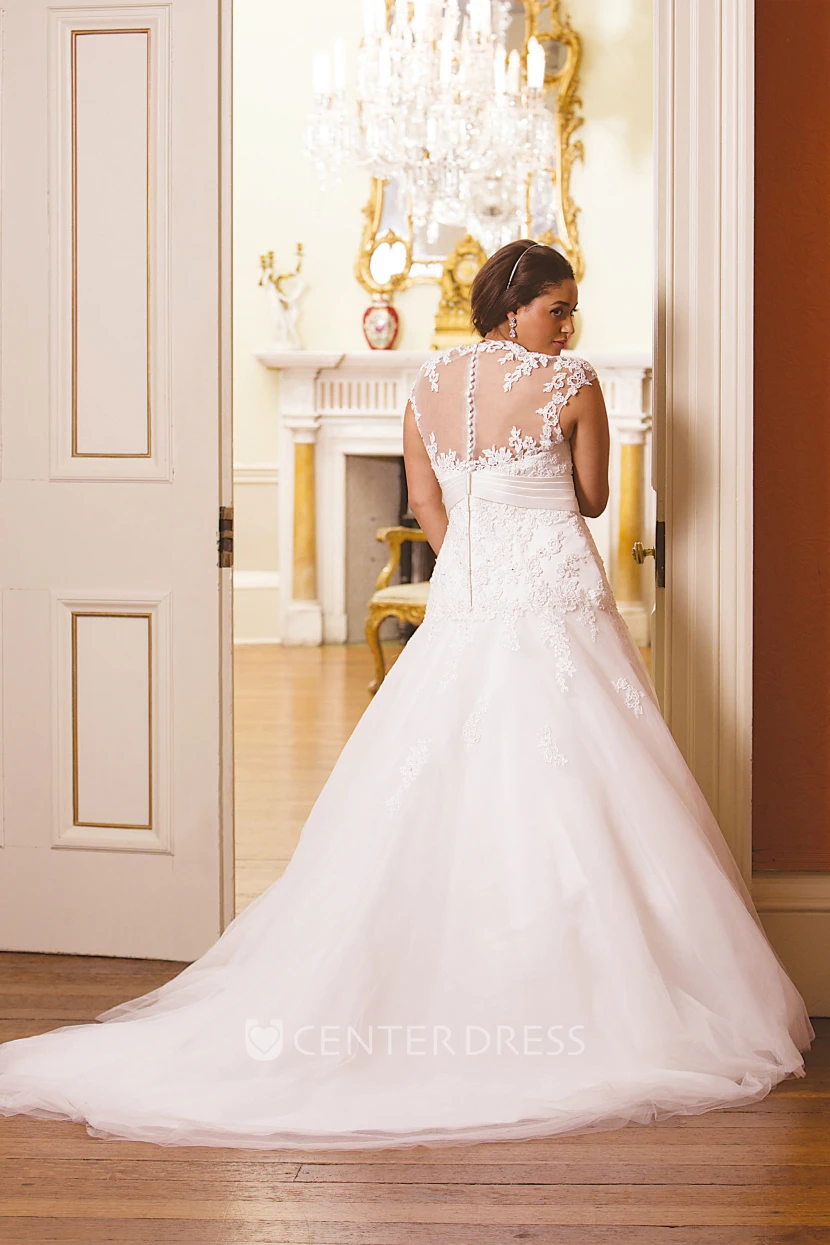 Long Queen Anne Lace Plus Size Wedding Dress With Appliques And Illusion