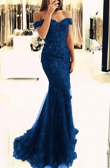 a blue prom dress