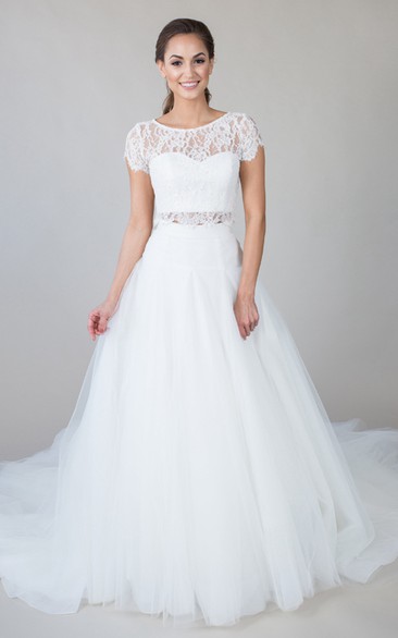 Scoop-Neck Short-Sleeve Tulle Wedding Dress With Lace And Illusion
