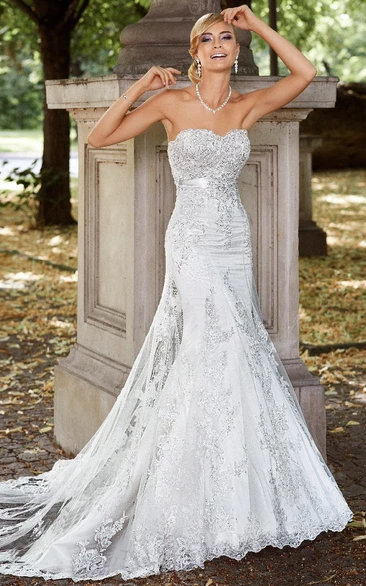 Sheath Long Sweetheart Appliqued Sleeveless Lace Wedding Dress With Beading And Bow