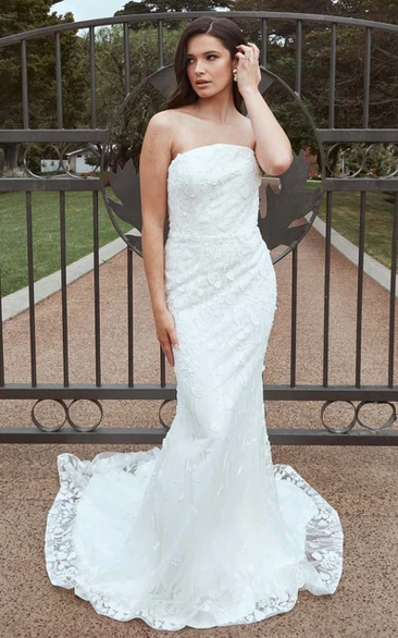 Romantic Floor-length Mermaid Strapless Lace Wedding Dress