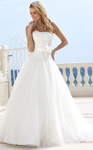 A-Line Sleeveless Strapless Floor-Length Appliqued Tulle Wedding Dress With Flower