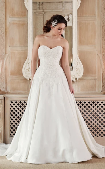 Floor-Length Sweetheart Appliqued Jersey Wedding Dress With Cathedral Train