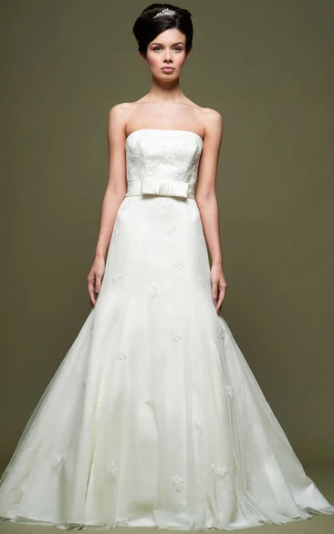 Floor-Length Strapless Appliqued Satin Wedding Dress With Court Train And V Back