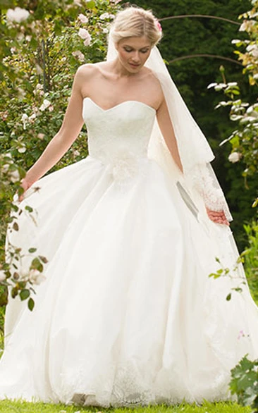 Floor-Length Sweetheart Floral Lace Wedding Dress With Brush Train And V Back