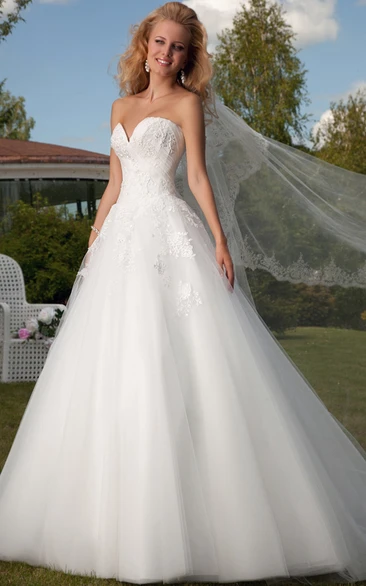 Ball Gown Appliqued Sleeveless Sweetheart Tulle Wedding Dress