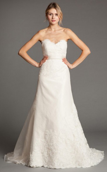 A-Line Sleeveless Floor-Length Sweetheart Appliqued Lace Wedding Dress With Bow