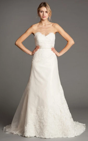 A-Line Sleeveless Floor-Length Sweetheart Appliqued Lace Wedding Dress With Bow