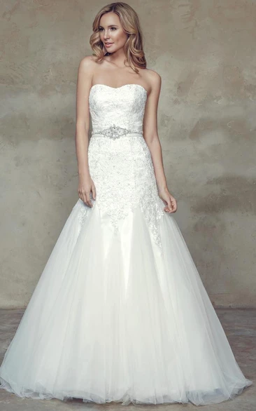 A-Line Strapless Appliqued Sleeveless Maxi Lace&Tulle Wedding Dress With Waist Jewellery And Lace-Up Back