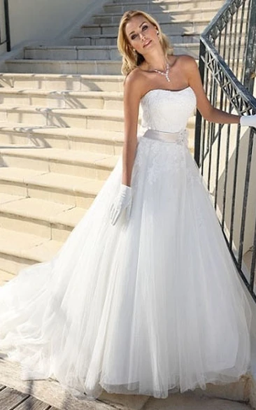 A-Line Strapless Long Tulle Wedding Dress With Appliques And Appliques