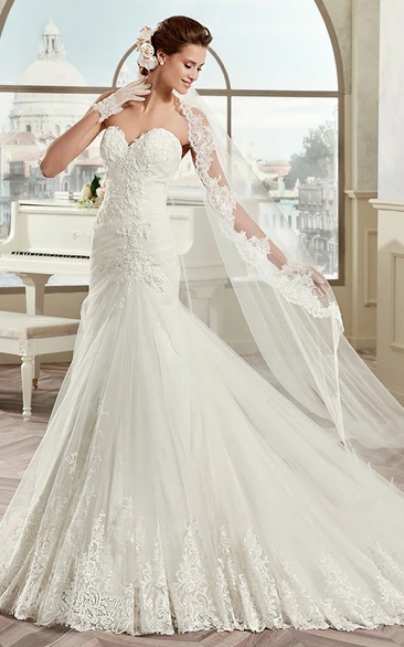 Sweetheart Lace Sheath Wedding Gown with Appliques and Lack-up Back