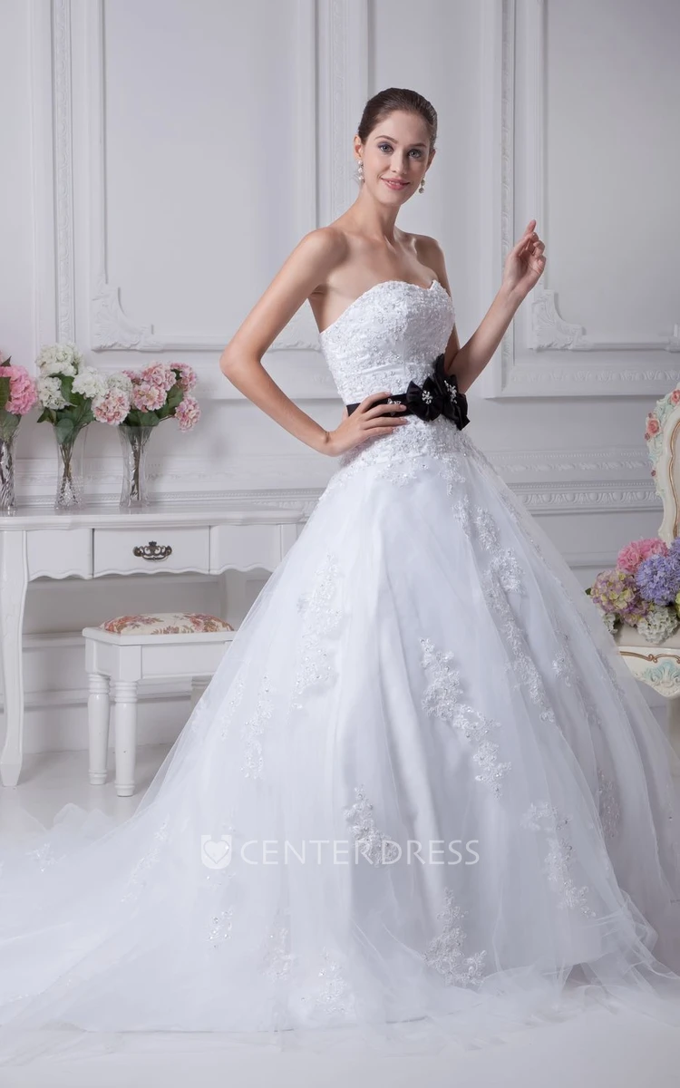 Elegant Sweetheart Ball Gown Wedding Dress With Appliques and Flower