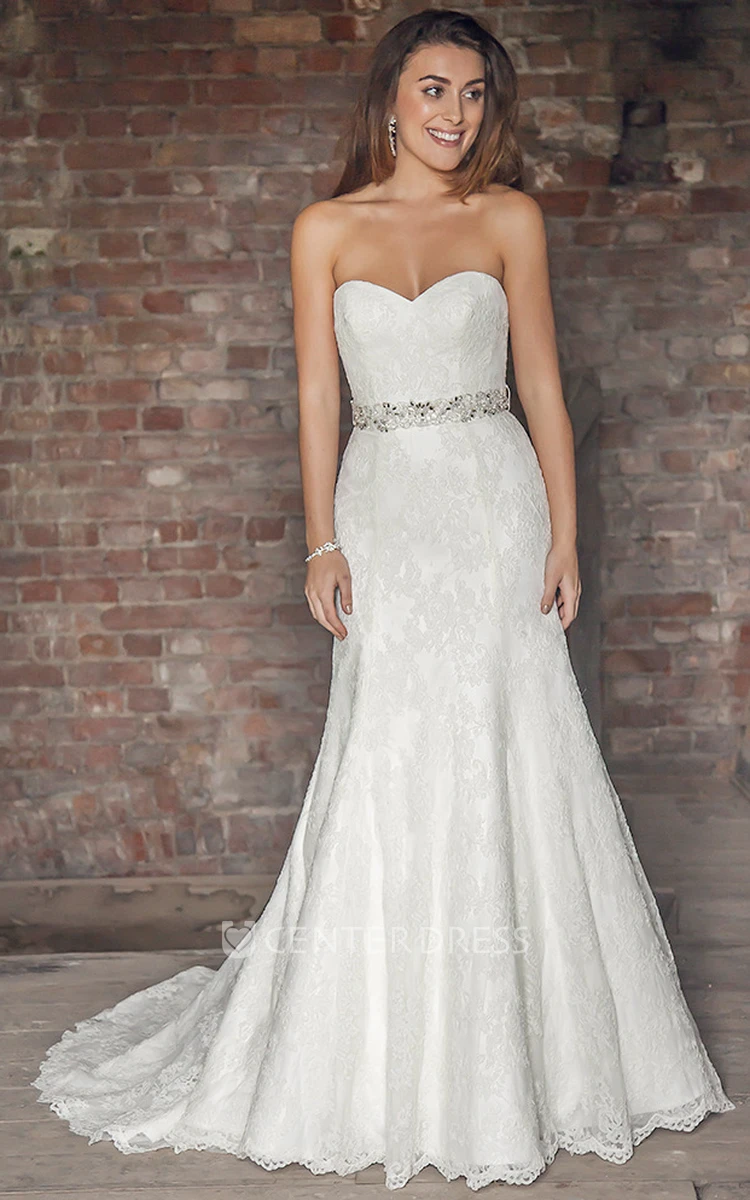 Maxi Sweetheart Appliqued Bowed Lace Wedding Dress With Court Train