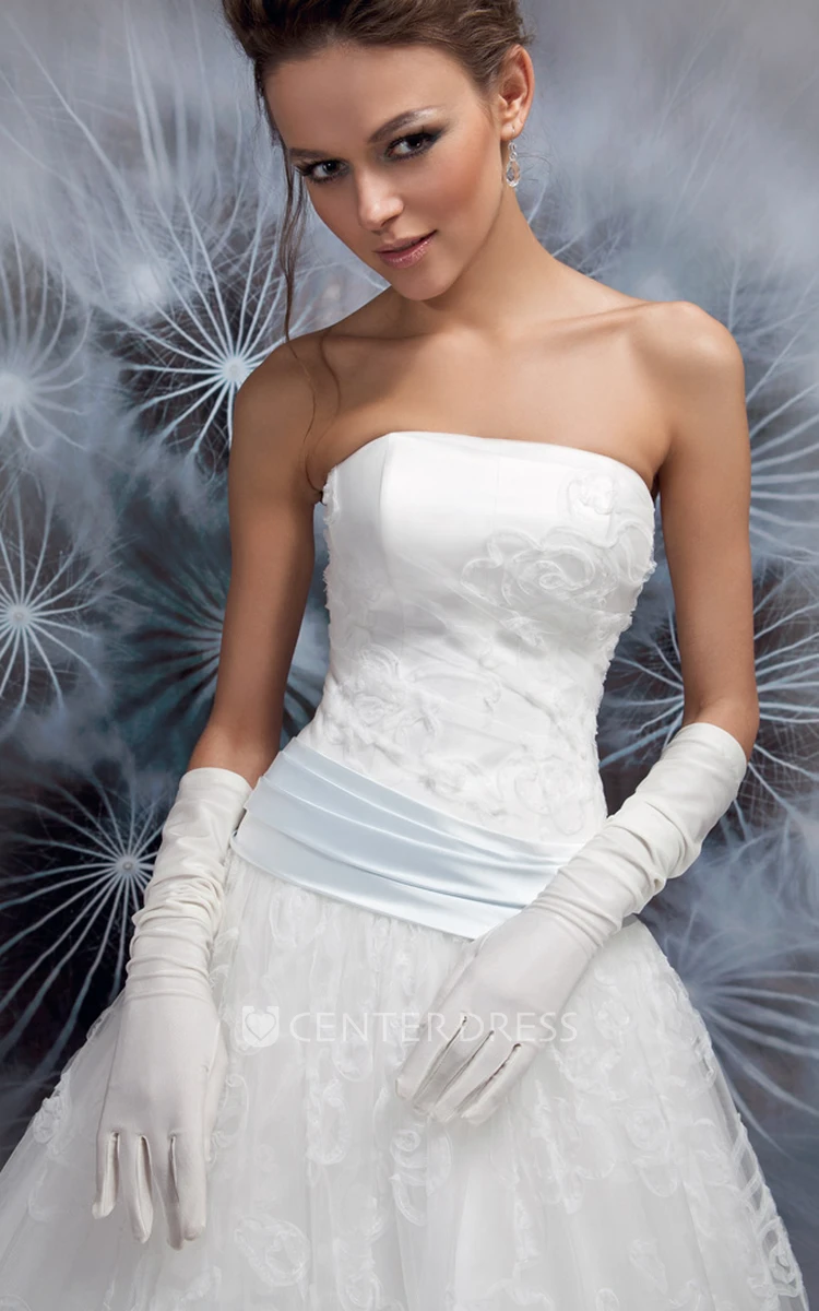 Ball-Gown Strapless Bowed Floor-Length Sleeveless Lace Wedding Dress With Lace-Up Back