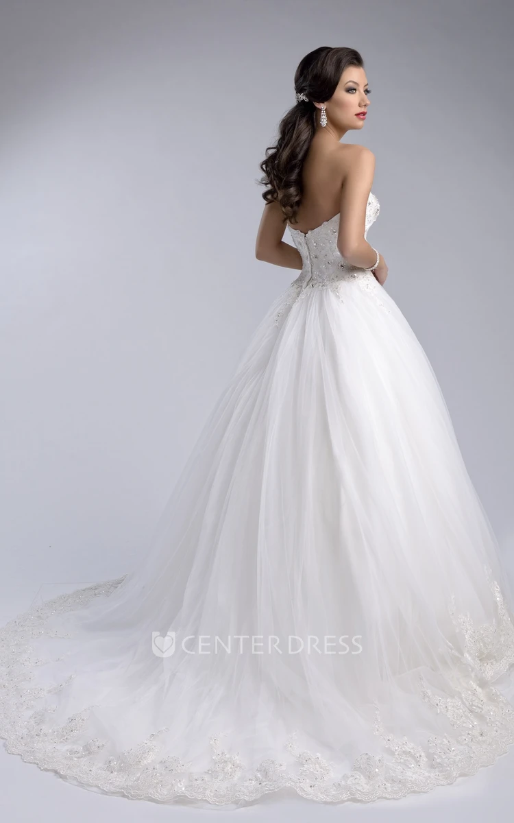 Lace Bodice Tulle Ball Gown With Sweetheart Neck And Appliqued Hemline