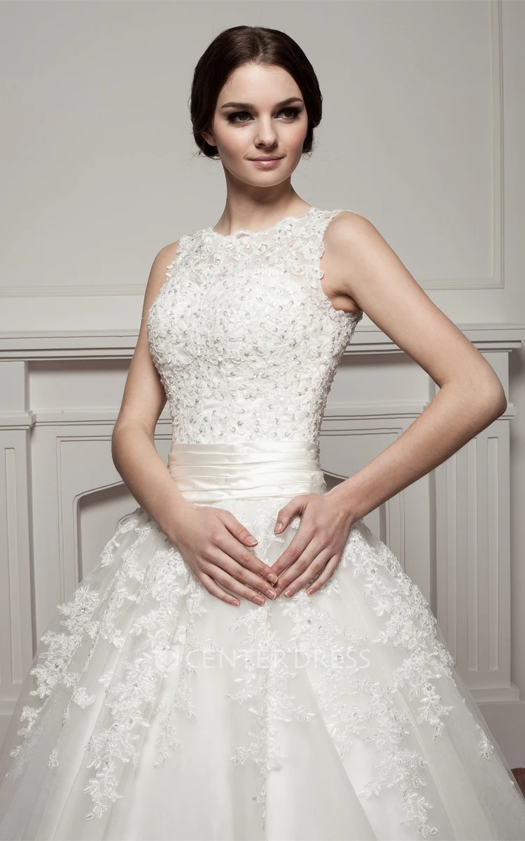 Sleeveless Bateau-Neck Ball Gown Lace Tulle Wedding Dress with Appliques