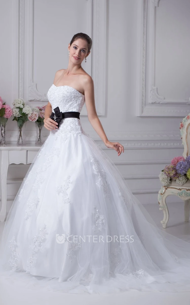 Elegant Sweetheart Ball Gown Wedding Dress With Appliques and Flower