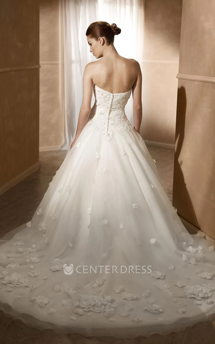 Ball Gown Appliqued Sweetheart Tulle Wedding Dress With Flower