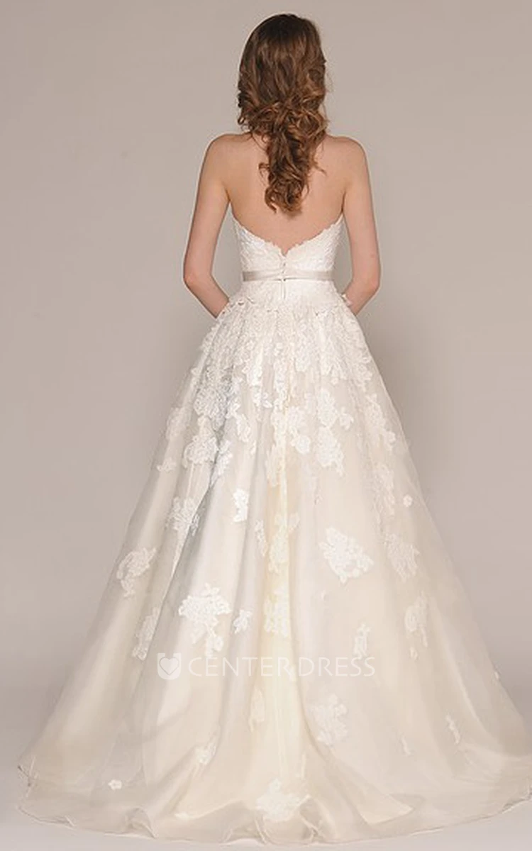 A-Line Sweetheart Sleeveless Floor-Length Appliqued Lace Wedding Dress