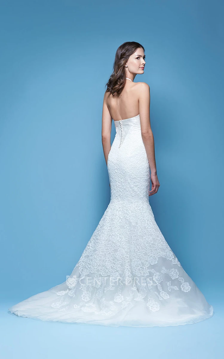 Floor-Length Scoop-Neck Sleeveless Appliqued Lace Wedding Dress