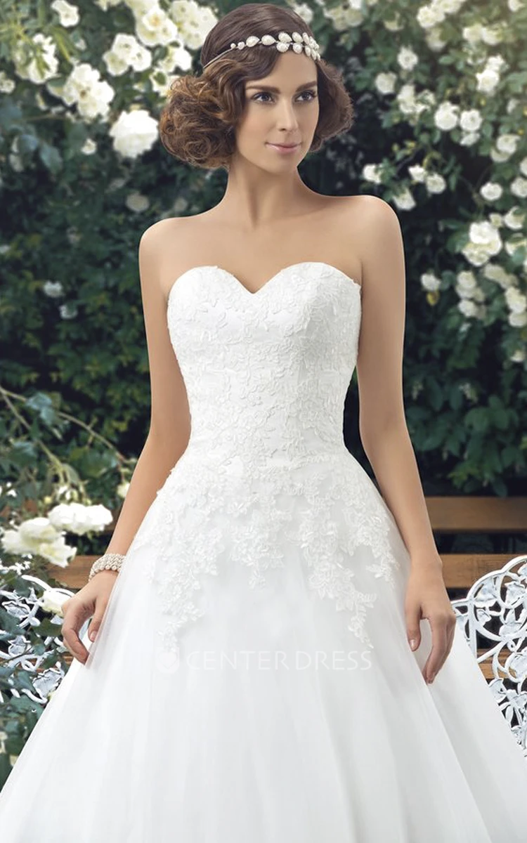 Lace Appliqued Sleeveless Sweetheart Ball Gown Wedding Dress With Buttons