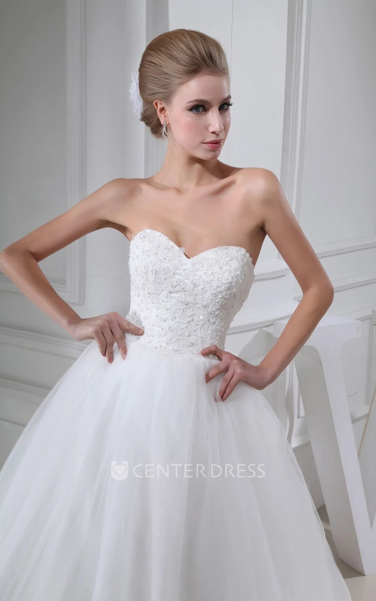 Sweetheart Sleeveless A-Line Ball Gown Tulle Wedding Dress with Lace Appliques